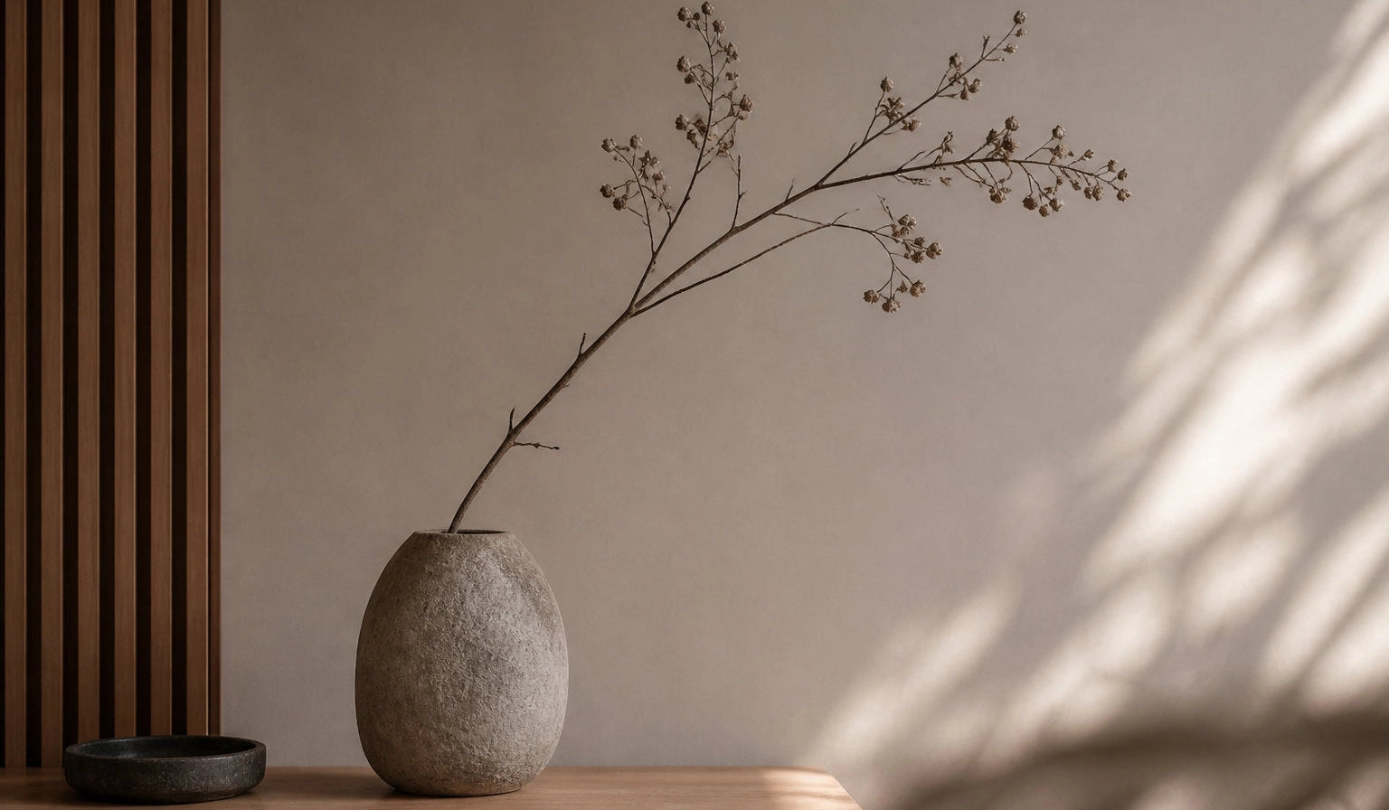 Composition fleurs séchées asymétrique et minimaliste